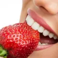 Cara Memerahkan Bibir Dengan Stroberi