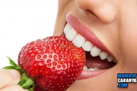 Cara Memerahkan Bibir Dengan Stroberi