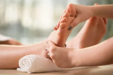 Cara Mengatsi Kaki Bengkak Saat Hamil