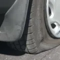 Cara Mengatasi Ban Mobil Kempes