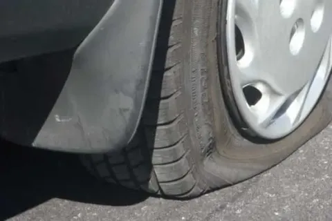 Cara Mengatasi Ban Mobil Kempes