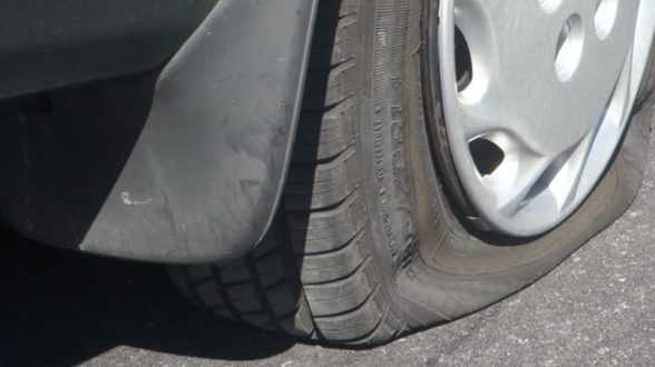 Cara Mengatasi Ban Mobil Kempes