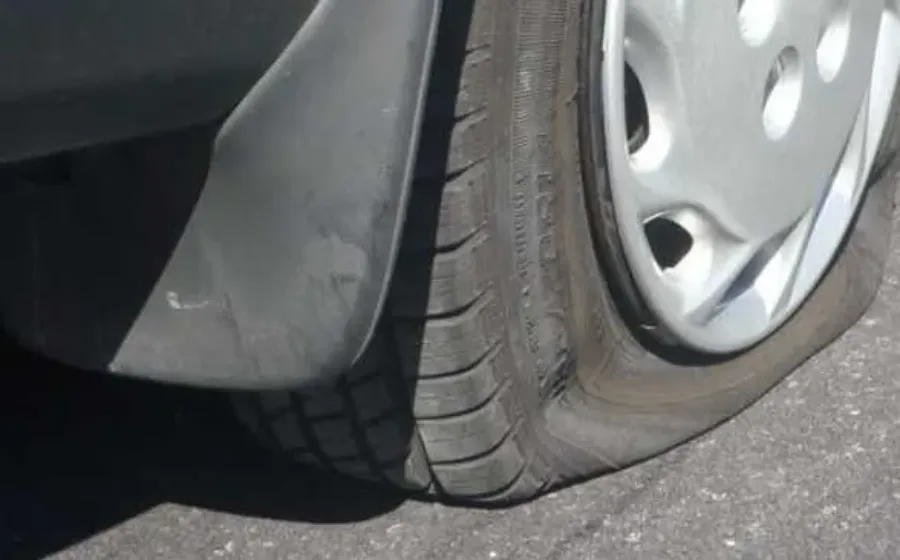 Cara Mengatasi Ban Mobil Kempes
