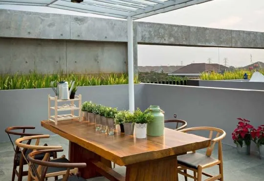 Tampilan Ruang Makan yang Semi Outdoor