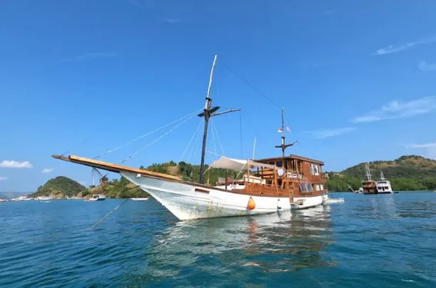 Sewa kapal Phinisi Labuan Bajo