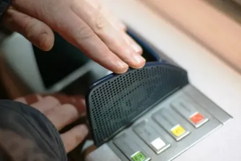 Tips Ambil Uang di ATM bagi Pemula untuk Keuangan yang Aman dan Efisien