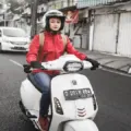 Cara Aman Mengerem Motor Matic di Turunan Untuk Wanita Perempuan Pemula