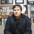Biografi Tom DeLonge, Perjalanan Karier Musisi Ikon Punk Rock Dunia