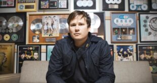 Biografi Tom DeLonge, Perjalanan Karier Musisi Ikon Punk Rock Dunia