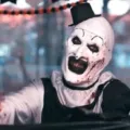 Film Horor Terrifier 2 yang Bikin Kamu Nggak Berani ke Kamar Mandi Sendirian Lagi Karena Art the Clown Makin Sadis dan Brutal