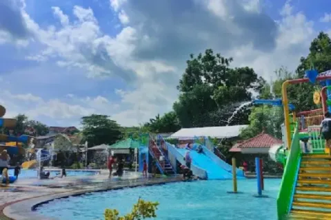 7 Rekomendasi Kolam Renang di Jogja yang Murah dan Seru untuk Liburan Keluarga