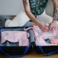 Tips mengemas koper efisien dan rapi dengan metode menggulung pakaian untuk liburan