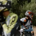 Panduan cara memilih helm yang aman dan nyaman untuk pengendara motor