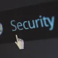 Ilustrasi perlindungan dan cara mencegah HP terkena virus malware