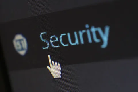Ilustrasi perlindungan dan cara mencegah HP terkena virus malware