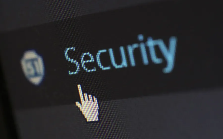 Ilustrasi perlindungan dan cara mencegah HP terkena virus malware