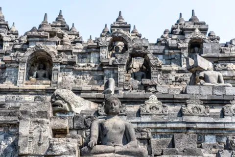 Candi Borobudur sebagai salah satu destinasi wisata sejarah terbaik di Indonesia