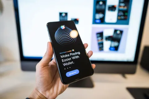 Tampilan antarmuka ide aplikasi pengatur keuangan pribadi modern pada layar smartphone