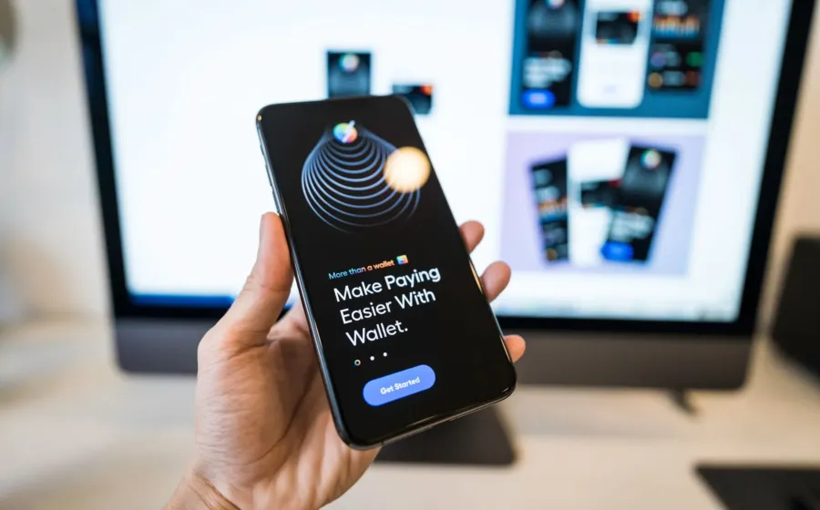 Tampilan antarmuka ide aplikasi pengatur keuangan pribadi modern pada layar smartphone