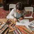 Kegiatan kreatif untuk anak di rumah dengan membuat kerajinan tangan sederhana