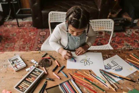 Kegiatan kreatif untuk anak di rumah dengan membuat kerajinan tangan sederhana