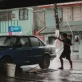 Ilustrasi perawatan mobil musim hujan dengan mencuci bodi kendaraan secara rutin