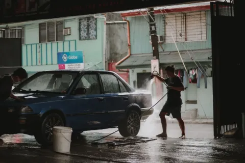 Ilustrasi perawatan mobil musim hujan dengan mencuci bodi kendaraan secara rutin