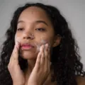 Panduan skincare routine remaja untuk menjaga kesehatan kulit wajah agar bebas jerawat dan tetap segar