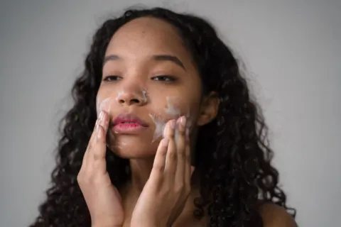 Panduan skincare routine remaja untuk menjaga kesehatan kulit wajah agar bebas jerawat dan tetap segar