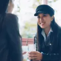 Seseorang sedang menikmati percakapan tenang menerapkan tips bersosialisasi introvert