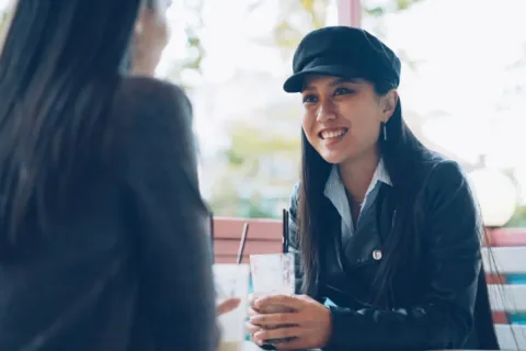 Seseorang sedang menikmati percakapan tenang menerapkan tips bersosialisasi introvert