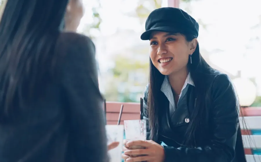 Seseorang sedang menikmati percakapan tenang menerapkan tips bersosialisasi introvert