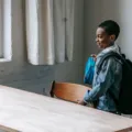 Tips mempersiapkan anak masuk sekolah pertama kali dengan melatih kemandirian dan kesiapan mental