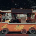 Penjual menyiapkan minuman di booth ide bisnis franchise modal kecil
