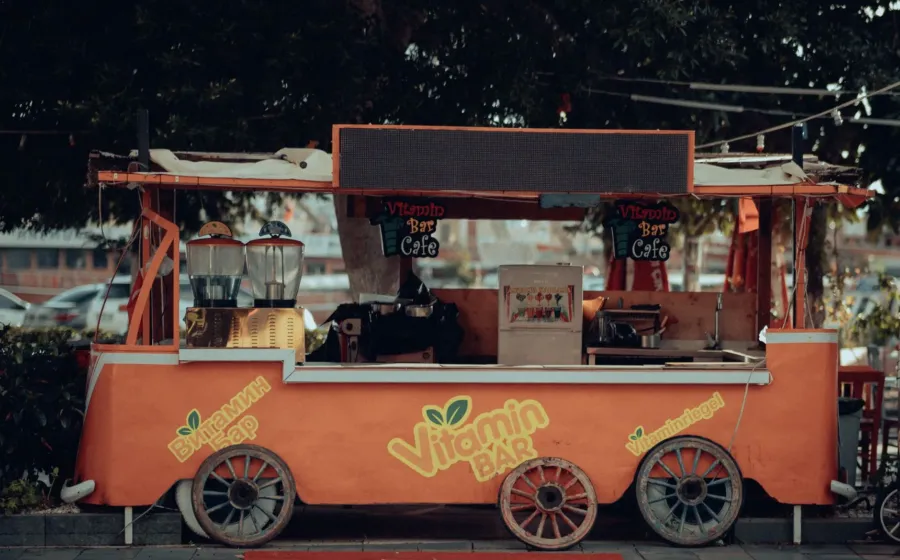 Penjual menyiapkan minuman di booth ide bisnis franchise modal kecil