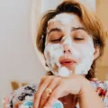Langkah double cleansing yang benar untuk menjaga kesehatan kulit wajah