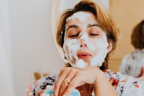 Langkah double cleansing yang benar untuk menjaga kesehatan kulit wajah