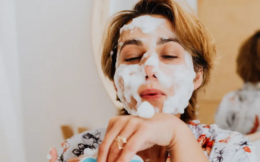 Langkah double cleansing yang benar untuk menjaga kesehatan kulit wajah