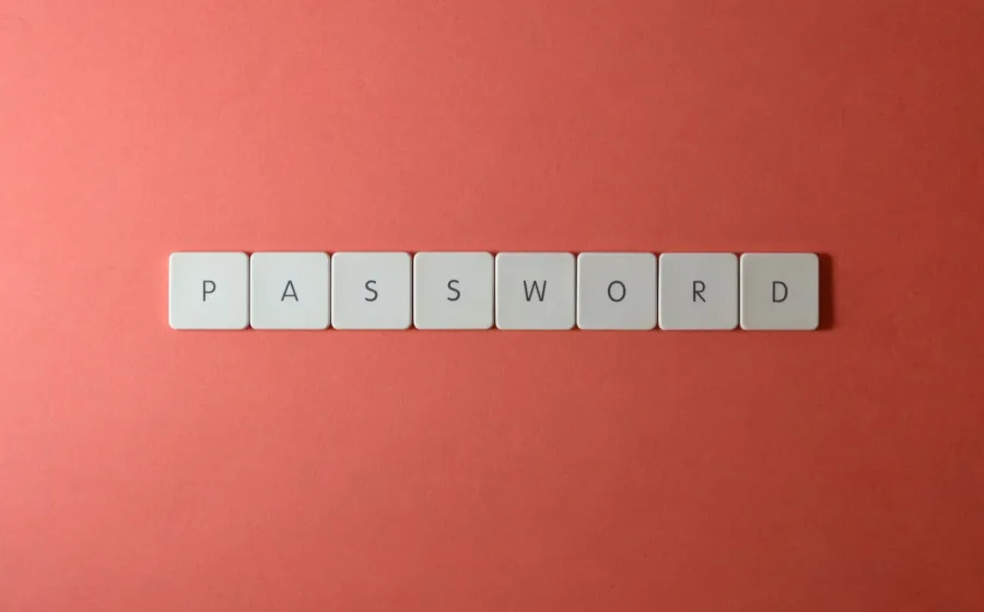 Tampilan aplikasi pengelola kata sandi di ponsel pintar untuk mengamankan data pribadi di internet