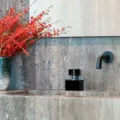 Inspirasi desain kamar mandi minimalis modern dengan partisi kaca dan pencahayaan terang