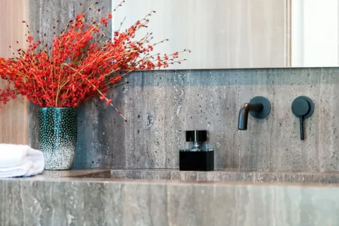Inspirasi desain kamar mandi minimalis modern dengan partisi kaca dan pencahayaan terang