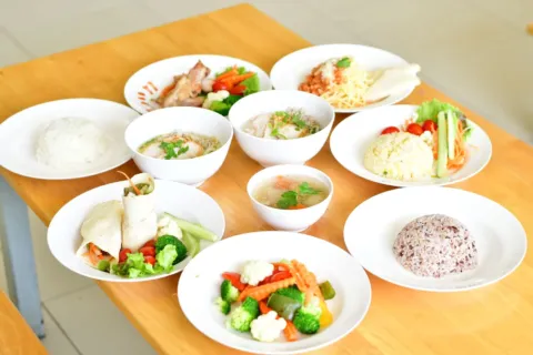 Piring berisi pola makanan diet sehat tanpa menyiksa diri dengan nutrisi seimbang