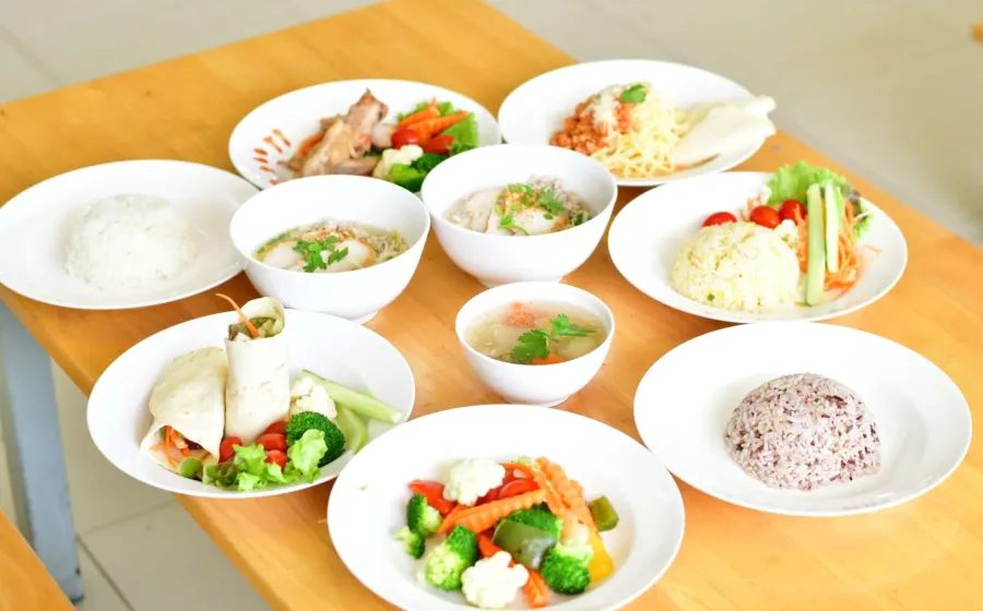 Piring berisi pola makanan diet sehat tanpa menyiksa diri dengan nutrisi seimbang