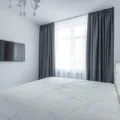 Ide dekorasi kamar tidur minimalis dengan nuansa warna netral dan pencahayaan hangat