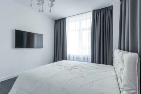 Ide dekorasi kamar tidur minimalis dengan nuansa warna netral dan pencahayaan hangat