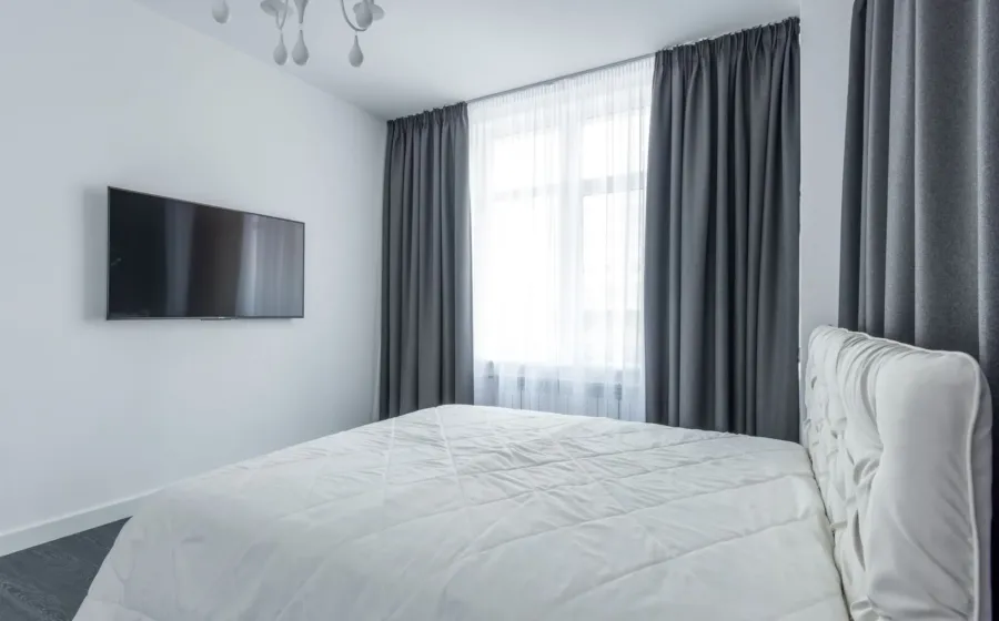 Ide dekorasi kamar tidur minimalis dengan nuansa warna netral dan pencahayaan hangat