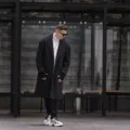 Inspirasi padu padan ide fashion streetwear kekinian dengan jaket oversized dan sepatu sneakers