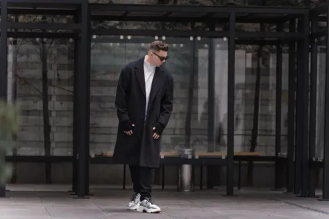 Inspirasi padu padan ide fashion streetwear kekinian dengan jaket oversized dan sepatu sneakers