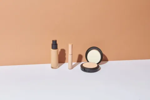 Ide makeup minimalis untuk kerja dengan tampilan wajah segar dan natural di kantor