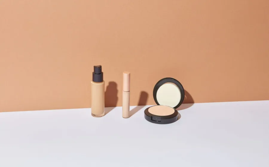 Ide makeup minimalis untuk kerja dengan tampilan wajah segar dan natural di kantor